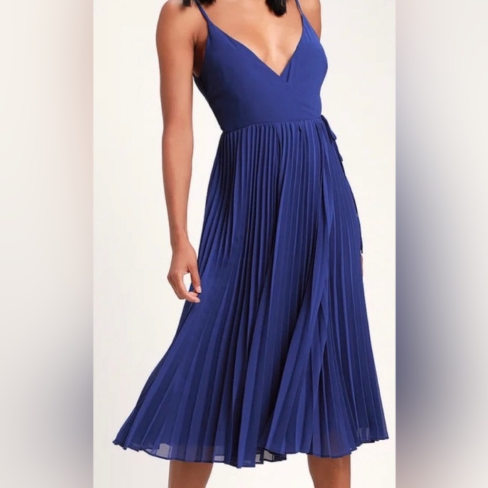 Lulu’s pleated wrap dress size M never worn!